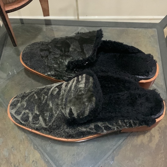 FREE PEOPLE BLACK VELVET ‘Butterfly Effect’ MULE Shoe - Picture 3 of 15